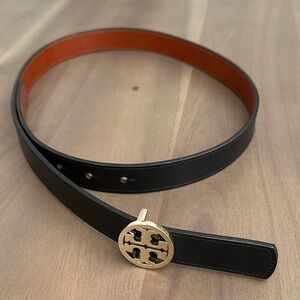 Tory Burch 1” Reversible Classic Miller Logo Belt in Black and Luggage, size XS
